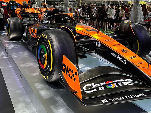 سيارة ماكلارين MCL60 بطلاء داكن في وضع التخفي