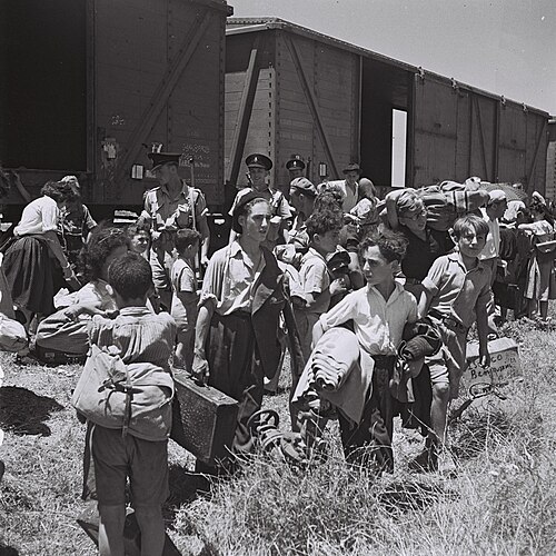 وصول ناجين شباب من المحرقة إلى عتليت، 1945