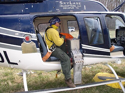 موزع كرات بلاستيكية على طائرة إطفاء من طراز Bell 206L LongRanger، في مجمع بار لمكافحة الحرائق