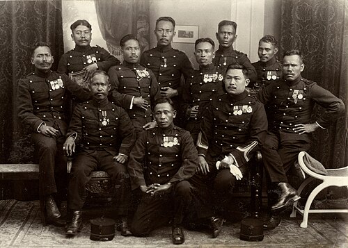 جنود محليون من جيش التحرير الوطني الملكي الهولندي (KNIL) مُكرَّمون، 1927