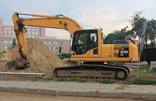 الحفارة ذات الجرافة Komatsu PC210-LC.