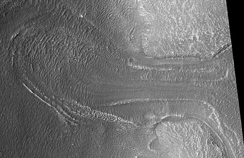 نهر جليدي محتمل كما رصدته كاميرا HiRISE ضمن برنامج HiWish. وقد أظهرت دراسات الرادار أنه يتكون بالكامل تقريبًا من جليد نقي. ويبدو أنه يتحرك من أرض مرتفعة (هضبة) على اليمين. يقع في منطقة إسمينيوس لاكوس.
