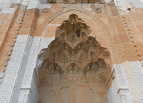 بوابة المقرنص (أعيد بناؤها جزئياً) في العليهان، ربما حوالي عام 1190