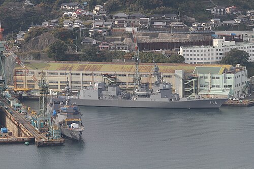 JS Teruzuki (DD-116) وJS Suzutsuki (DD-117) في حوض بناء السفن في ناغازاكي