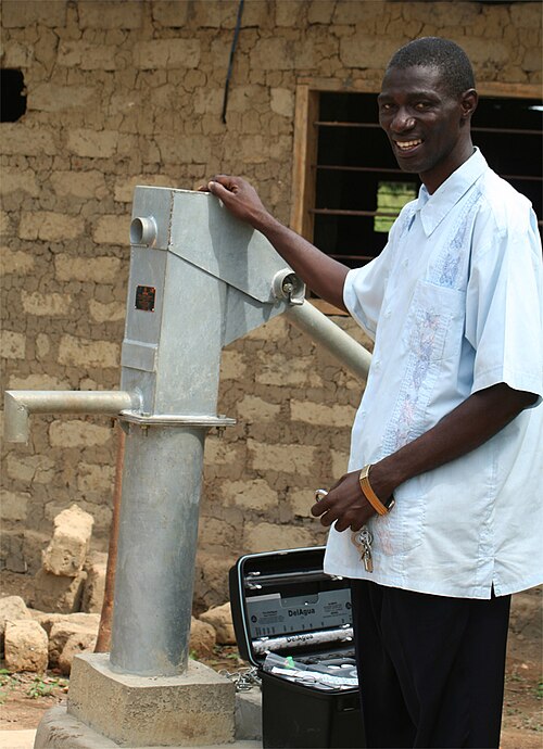 مضخة يدوية ريفية في ليبيريا.