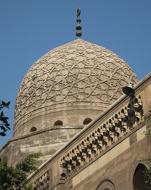 قبة حجرية بنقوش هندسية منحوتة (ضريح السلطان برسباي، حوالي عام 1432)