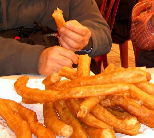 "تيخيرينغوس" أو "كالينتيتوس"، وهو نوع أندلسي من حلوى التشورو