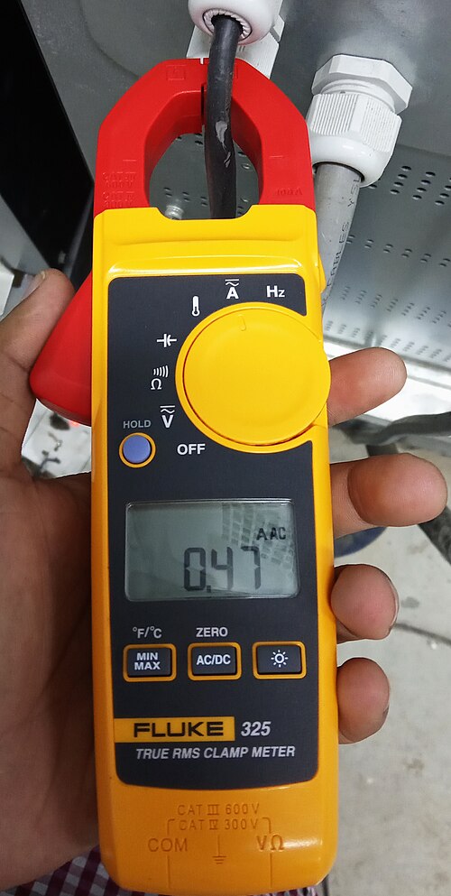 مقياس التيار الكهربائي ذو المشبك يقيس التيار عن طريق الاقتران الحثي