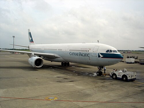 طائرة إيرباص A330-300 تابعة لشركة كاثاي باسيفيك في مطار تشيناي الدولي