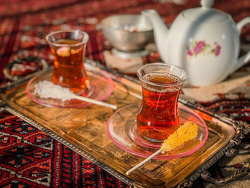شاي في كوب ضيق الخصر