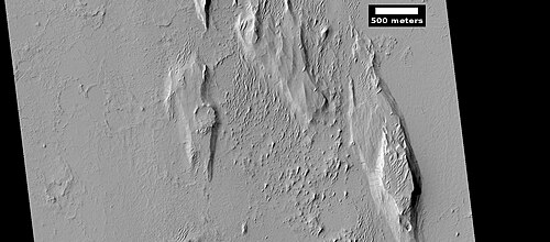 ياردانج بأحجام مختلفة، كما رصدتها كاميرا HiRISE ضمن برنامج HiWish.