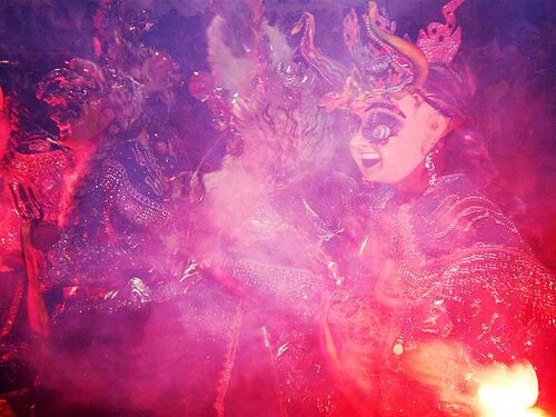 تشاينا سوباي ترقص في Diablada Artistica Urus في كرنفال دي أورورو 2011