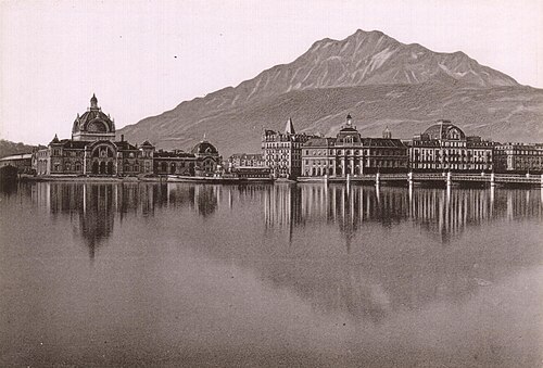 محطة لوسيرن الثانية التي بُنيت عام 1896 على اليسار، وجسر البحيرة على اليمين