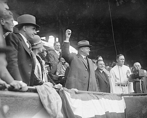 هوفر مجدداً، هذه المرة كرئيس. يوم الافتتاح، 1929، في ملعب غريفيث