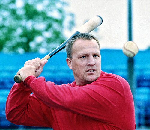 بات مورفي يضرب كرة بيسبول