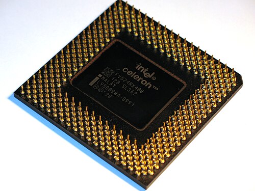 الجانب السفلي لمعالج Celeron-400 في مصفوفة PPGA