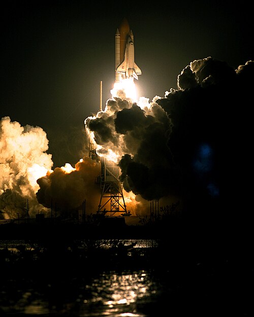 ينطلق مكوك الفضاء إنديفور في مهمة STS-89، مضيئاً سماء الليل في طريقه إلى محطة مير.