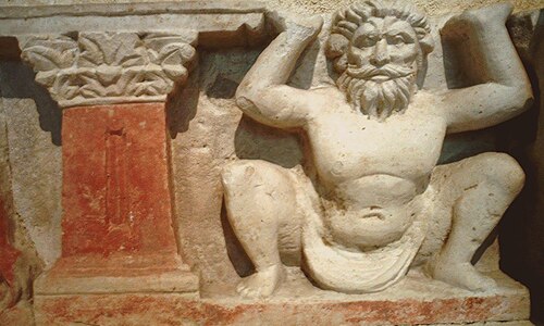 الإله اليوناني أطلس، وهو يدعم نصبًا تذكاريًا بوذيًا، هادا