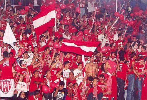 مشجعو نيا سالامينا فاماغوستا في نهائي كأس قبرص 2000–01 على ملعب جي إس بي.