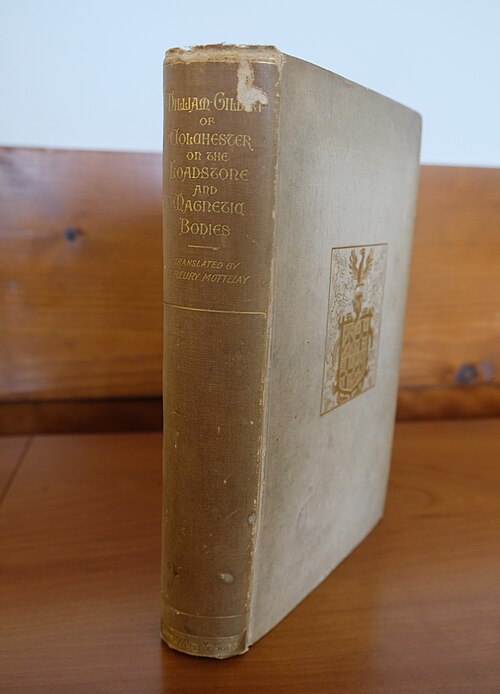 نسخة عام 1893 من كتاب "ويليام جيلبرت من كولشيستر، طبيب من لندن، حول حجر المغناطيس والأجسام المغناطيسية"
