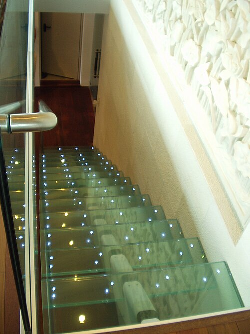 درج زجاجي مزود بإضاءة LED