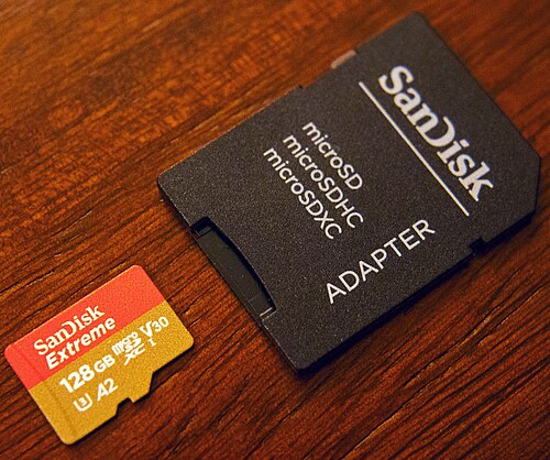 بطاقة microSD (يسار)، محول بطاقة microSD إلى بطاقة SD (يمين)