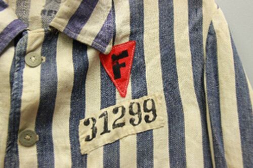 حرف F داخل مثلث أحمر (العدو السياسي الفرنسي) على ملابس الدكتور جوزيف براو في معسكر بوخنفالد