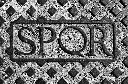 غطاء بالوعة في روما عليه نقش SPQR