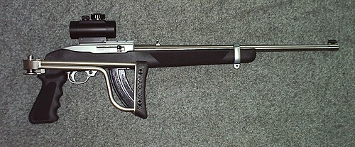 تم تصنيف بندقية Ruger 10/22 هذه المزودة بمقبض مسدس وكتلة قابلة للطي كسلاح هجومي بموجب الحظر الفيدرالي للأسلحة الهجومية.