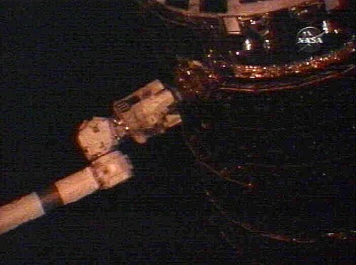 يلتقط ذراع Canadarm2 فيروس HTV-1.