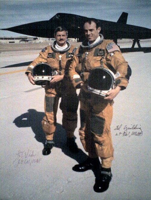 الرحلة الأخيرة لطائرة SR-71. في الخلفية طائرة SR-71 رقمها التسلسلي 61-7972. في المقدمة الطيار المقدم ريموند إي. "إد" ييلدينغ ومسؤول السلامة المقدم جوزيف تي. "جيه تي" فيدا، 6 مارس 1990.