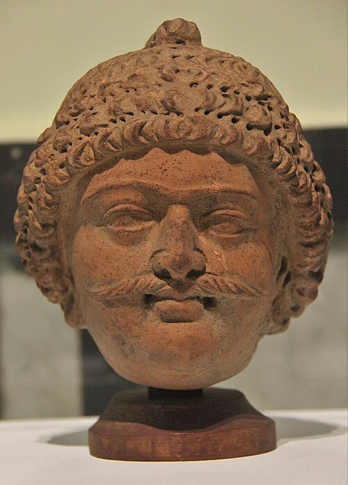 رأس من الطين المحروق من أكنور (جامو). أُهدي الرأس إلى المتحف من مجموعة ألما لطيفي. (القرن السادس الميلادي)