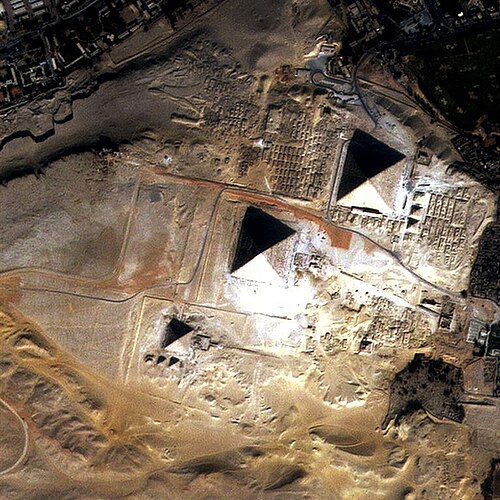 صورة التقطها القمر الصناعي دبي سات-1 لأهرامات الجيزة في مصر