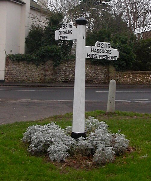لوحة إرشادية في كييمر في غرب ساسكس (شرق ساسكس سابقًا)، تُظهر رقم الطريق الفرعي والوجهات المهمة عليه