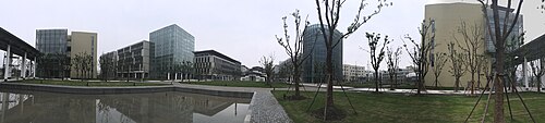 صورة بانورامية على طول المحور الرئيسي لجامعة شنغهاي للتكنولوجيا (نوفمبر 2015).