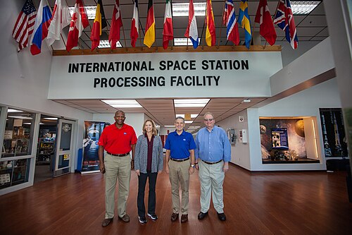 ردهة المدخل الرئيسية للزوار إلى SSPF في سبتمبر 2019. لاحظ أن اللافتة تعرض كلمة "دولي" بالإضافة إلى اسم المبنى، ولكنها ليست رسمية.