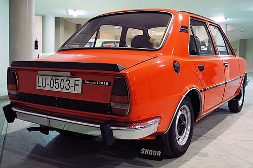 كما تم تغيير التصميم الخلفي في عملية التحديث التي أجريت عام 1981، وهنا سيارة سكودا 120 LS