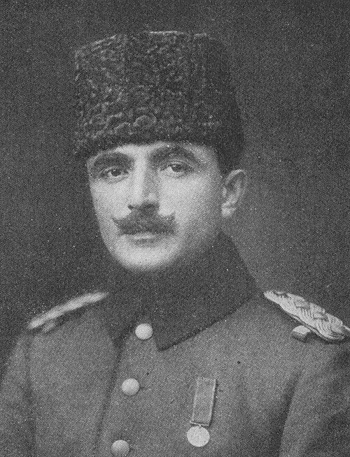 أنور باشا يرتدي قلنسوة تركية