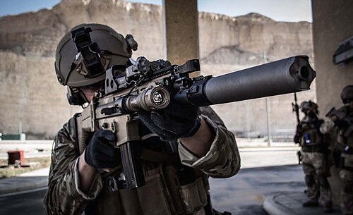 جندي من القوات الخاصة البلجيكية مسلح ببندقية SCAR-L مزودة بكاتم صوت