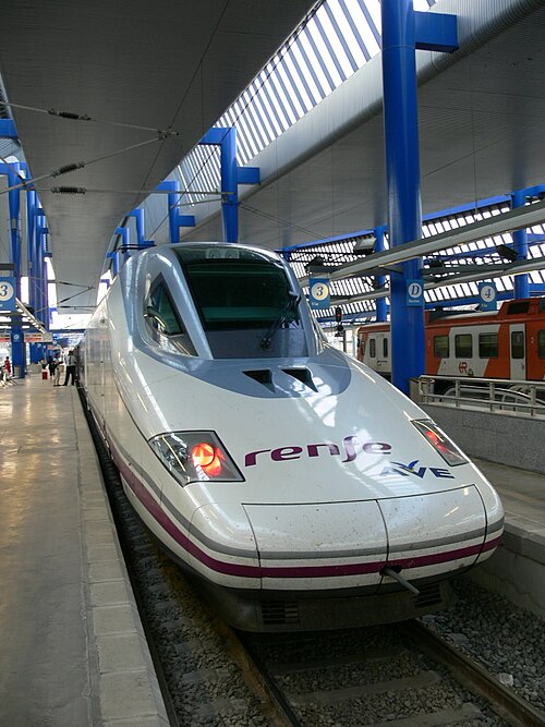 قطار Talgo 350 (Renfe Class 102) في محطة Lleida Pirineus