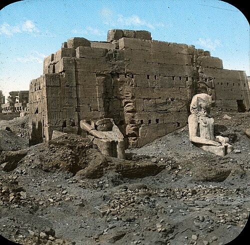 الكرنك، مصر؛ التماثيل العظيمة، بدون تاريخ، جوديير. أرشيف متحف بروكلين
