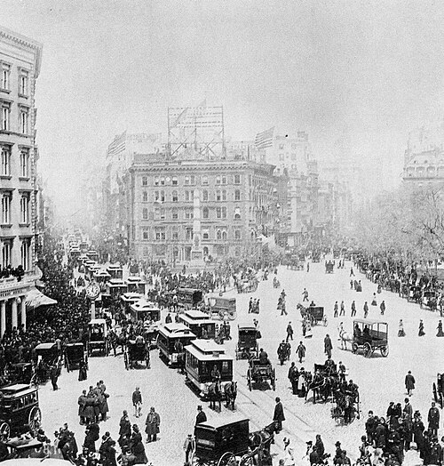 ميدان ماديسون عام 1893، باتجاه الشمال؛ لاحظ نصب وورث التذكاري في أعلى الوسط