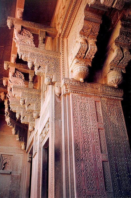 عمود مزخرف