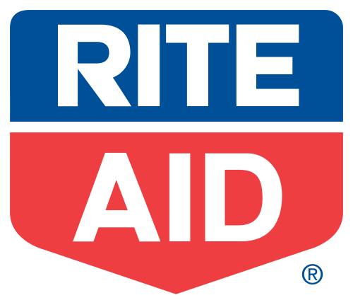 كُتبت كلمتا "Rite" و"Aid" باللون الأبيض وبأحرف كبيرة داخل شكل خماسي. النصف العلوي من الشكل الخماسي، الذي يحتوي على كلمة "Rite"، أزرق اللون، بينما النصف السفلي، الذي يحتوي على كلمة "Aid"، أحمر اللون.
