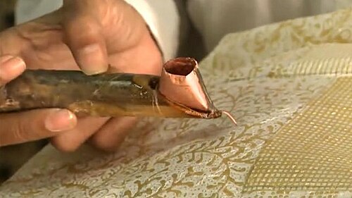 أداة مائلة تُستخدم لرسم نمط مقاوم في الشمع المنصهر