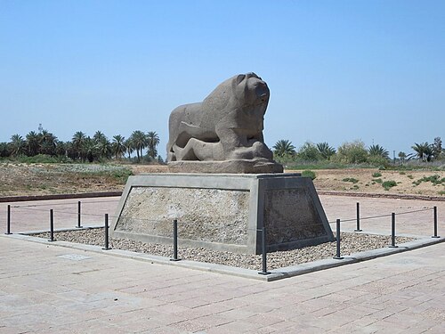 تمثال أسد بابل، بُني في القرن السادس قبل الميلاد وأُعيد اكتشافه عام 1876 ميلادي، في العراق
