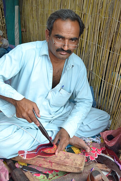 رجل سندي يصنع سندي خوسو