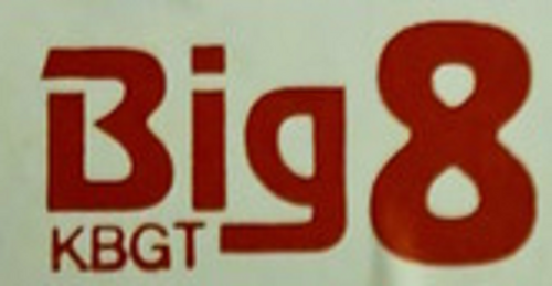 الكلمات "Big 8" مكتوبة بخط Revue display sans مع وضع "KBG T" أسفل أول حرفين من كلمة "Big".