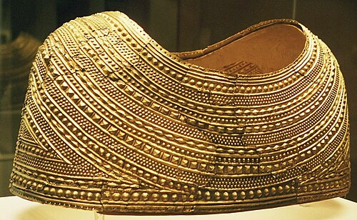 عباءة ذهبية من مولد، ويلز، حوالي 1900-1700 قبل الميلاد.