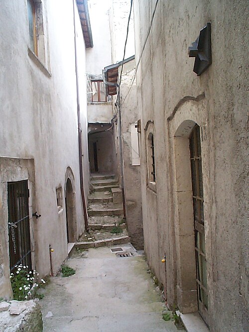 زقاق في القرية.